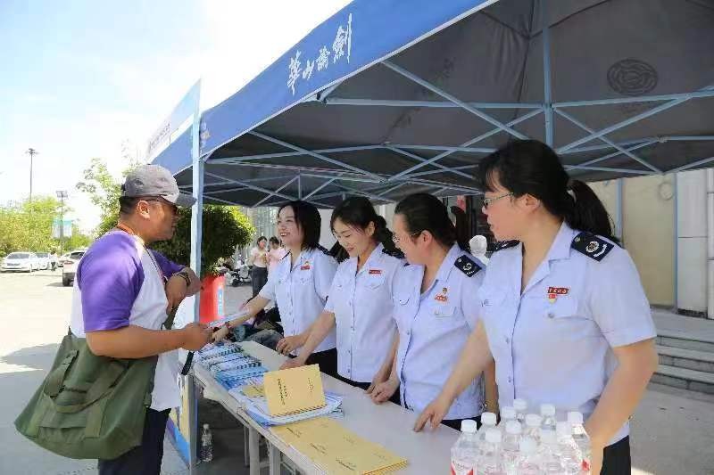  政策与巨头齐发力AI眼镜产业化提速