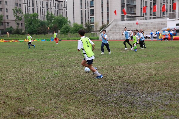  武汉青山桥下一网球场变身“诊室”专家团队家门口免费看诊居民直